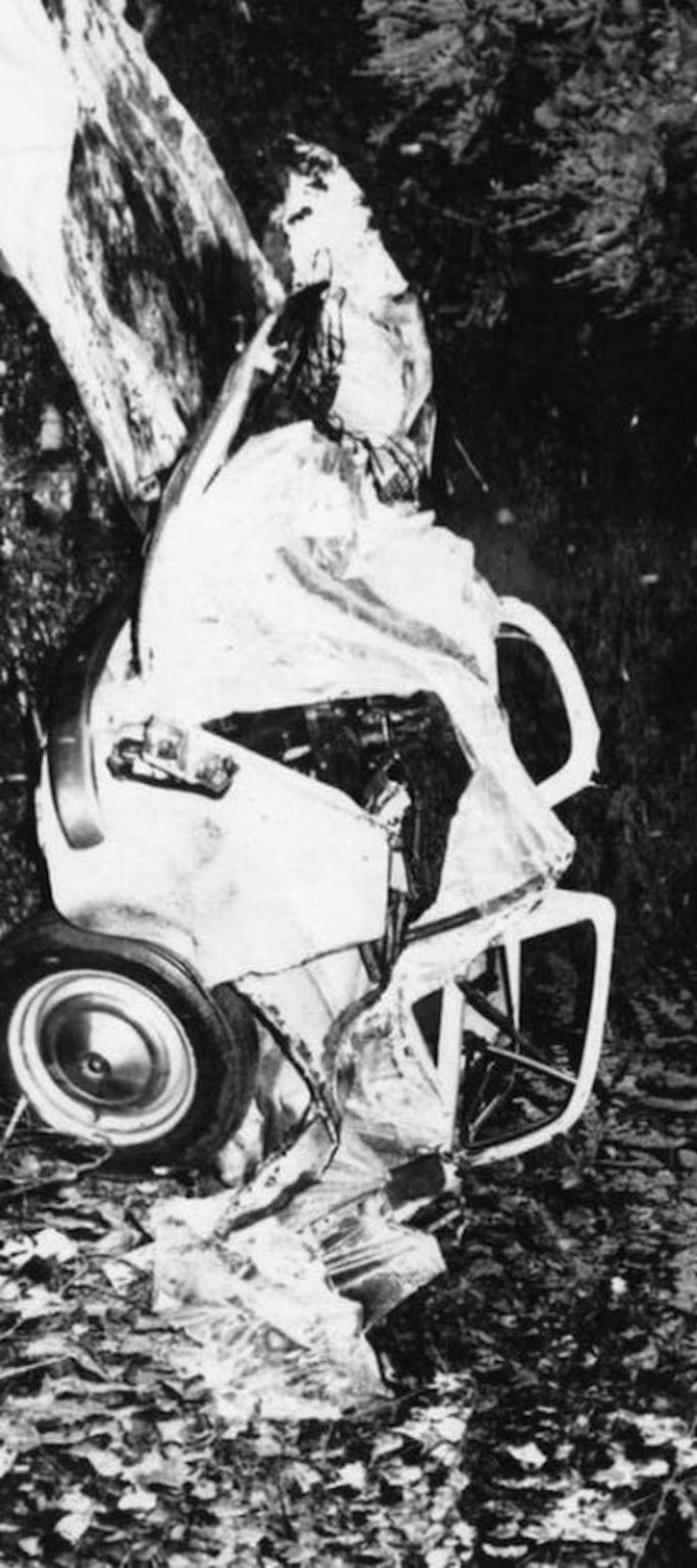 Een autowrak na het ontploffen van een autobom in Italië, mei 1972.